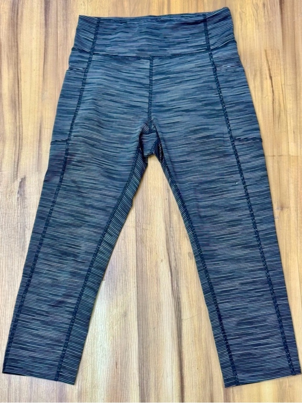 143: Tek Gear Women's Black Striped Capri Leggings - Medium